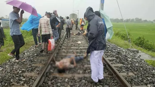 రైలు ఢీకొని నలుగురు యువకులు మృతి