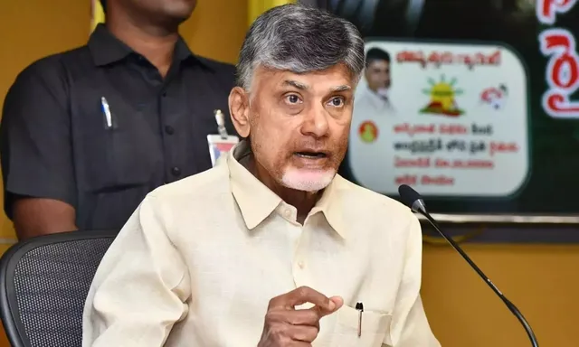 రైతు బజార్లు, రేషన్ డిపోల ద్వారా 60 రకాల సరుకుల పంపిణీ: సీఎం చంద్రబాబు