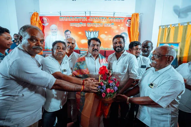 டாக்ஸி ஓட்டுநர் சங்கத்தினர் பாஜகவில் இணைந்தனர்