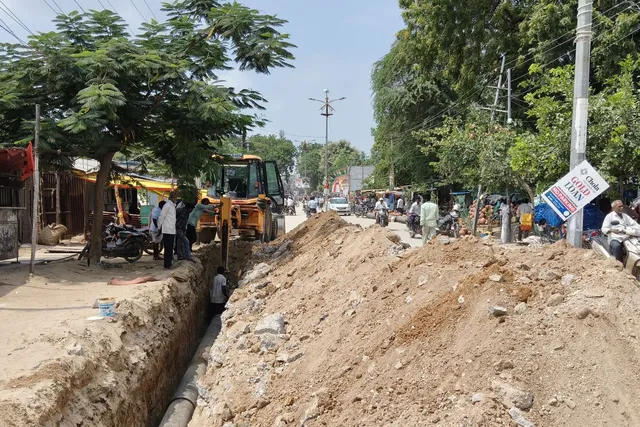 పండగ వేళ రోడ్డు పనులు.. ఇబ్బందుల్లో స్థానికులు పండగ వేళ రోడ్డు పనులు.. ఇబ్బందుల్లో స్థానికులు