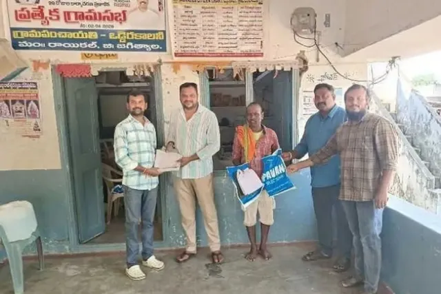 దసరా కానుక: సర్పంచ్ చేతుల మీదుగా పంచాయతీ సిబ్బందికి వస్త్రాలు
