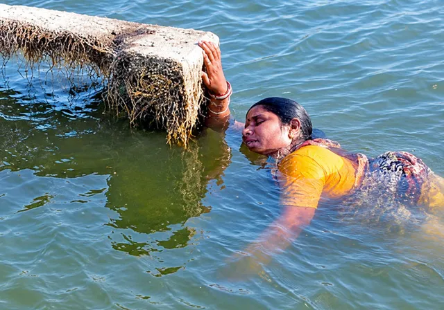 చెక్ డ్యామ్ నీళ్లలో దూకిన మహిళ.. కాపాడిన దుర్గామాత విగ్రహం స్టాండ్!