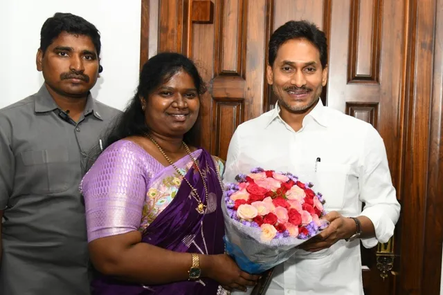 జగనన్న స్ఫూర్తితో ప్రజల మధ్యనే ఉంటూ పోరాటం చేస్తా జగనన్న స్ఫూర్తితో ప్రజల మధ్యనే ఉంటూ పోరాటం చేస్తా