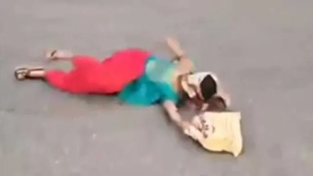 போலீஸ் சோதனையில் மனைவியை தவிக்கவிட்டு தப்பியோடிய கொடூர கணவர்