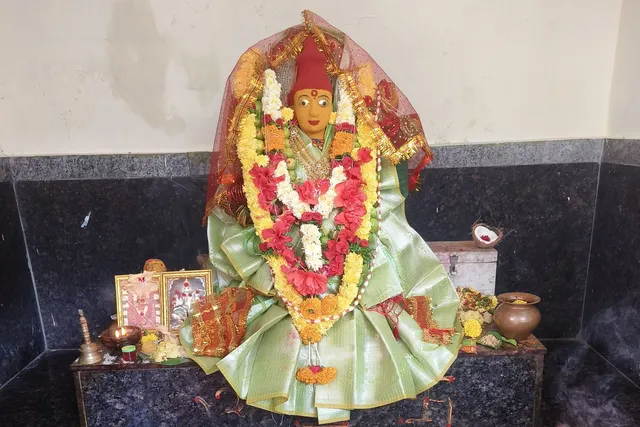 శ్రీ రాజరాజేశ్వరి దేవిగా దర్శనమిస్తున్న కనకదుర్గమ్మ