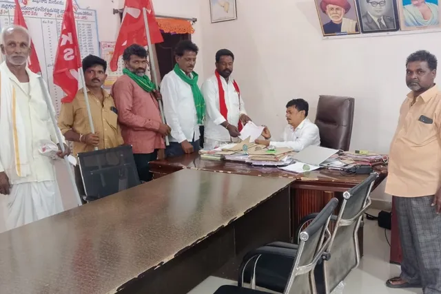 సిపిఎం ఆధ్వర్యంలో ధర్నా సిపిఎం ఆధ్వర్యంలో ధర్నా