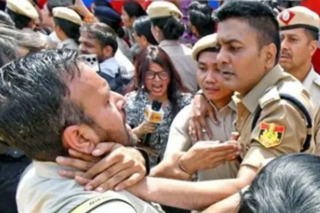 டெல்லியில் செய்தி சேகரித்த பத்திரிகையாளர்கள் தடுப்புக் காவலில் அடைப்பு