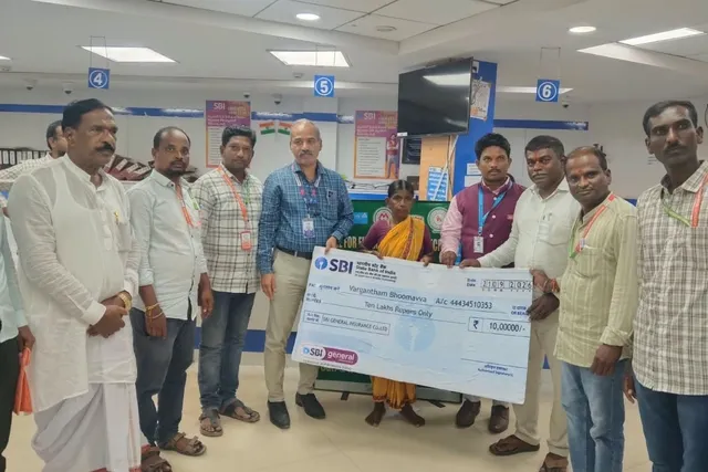 పాము కాటుతో మృతి చెందిన రైతు కుటుంబానికి రూ. 10 లక్షల బీమా పరిహారం
