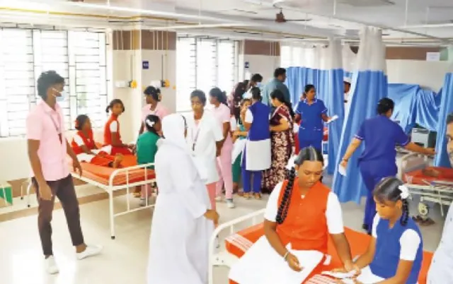 திருவள்ளூர் அருகே பள்ளி வேன்கள் மோதல்: 10 மாணவிகள் காயம் திருவள்ளூர் அருகே பள்ளி வேன்கள் மோதல்: 10 மாணவிகள் காயம்