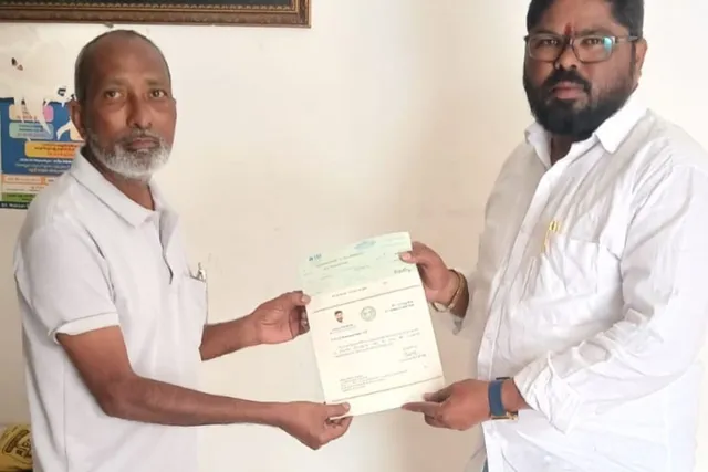 48వ డివిజన్‌లో సీఎం సహాయనిధి చెక్కు అందజేత