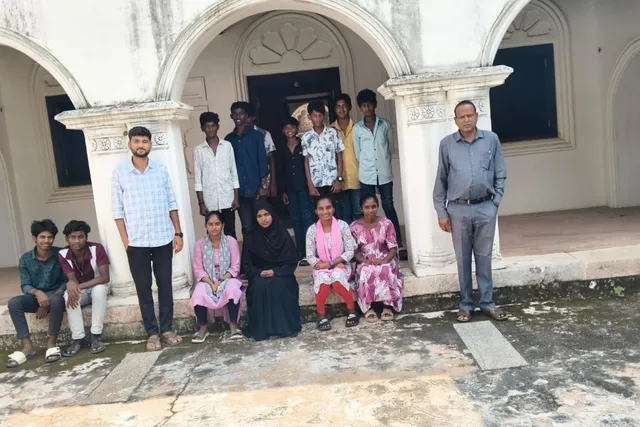 దోమకొండ కోటను సందర్శించిన విద్యార్థులు