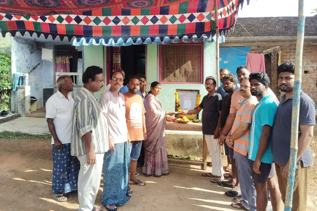 సొండిపూడిలో భోజరాజు కుటుంబానికి ఆర్థిక సాయం అందజేత