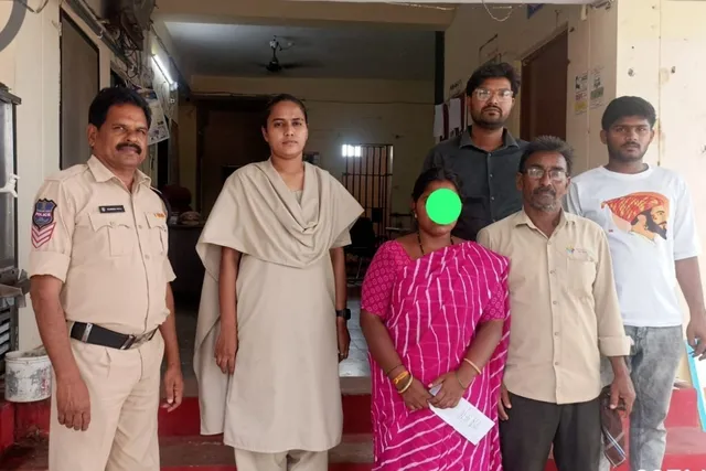 కుటుంబ కలహాలతో గోదావరిలో దూకిన మహిళను కాపాడిన పోలీసులు కుటుంబ కలహాలతో గోదావరిలో దూకిన మహిళను కాపాడిన పోలీసులు