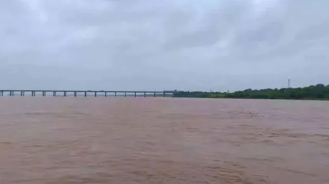 ధవలేశ్వరం బ్యారేజ్ వద్ద పెరుగుతున్న గోదావరి ప్రవాహం