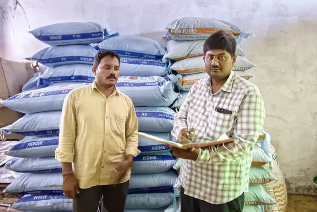 ఎరువుల విక్రయాల్లో నిబంధనలు పాటించాలి..  ఏవో శ్రీధర్