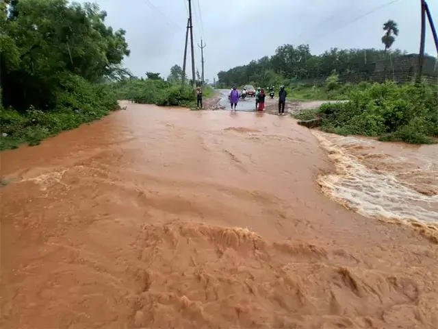 తీవ్ర వాయుగుండం ఎఫెక్ట్‌.. ఉత్తరాంధ్రలో ఎడతెరిపిలేకుండా వర్షాలు