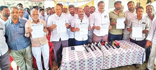 బొత్స నియోజకవర్గంలో వైసీపీకి షాక్‌... పార్టీకి 13 గ్రామాల నేతలు రాజీనామా