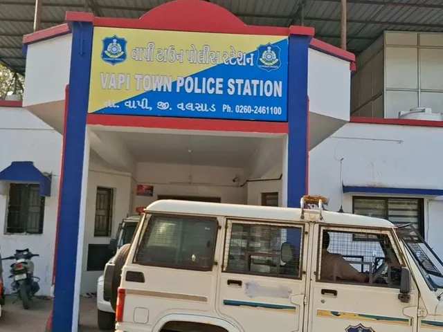 વાપીમાં પેટ્રોલ પંપ મેનેજરને જેલમાં પુરાવવાની ધમકી, પૈસા માંગ્યા
