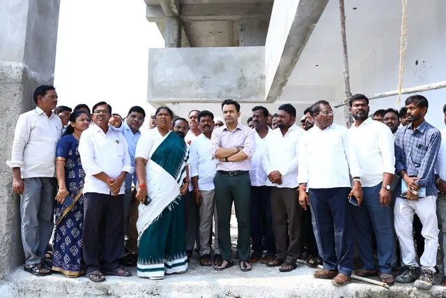 మోడల్ బస్‌స్టాండ్ పనులు త్వరగా పూర్తి చేయాలి: మంత్రి సీతక్క