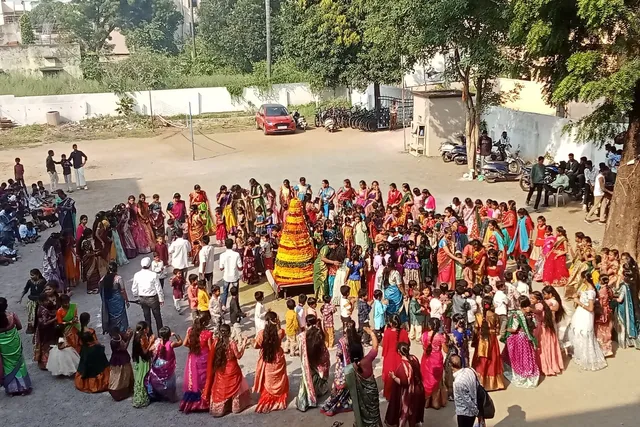 సాంప్రదాయక పద్ధతిలో బతుకమ్మ ఆడిన విద్యార్థులు సాంప్రదాయక పద్ధతిలో బతుకమ్మ ఆడిన విద్యార్థులు