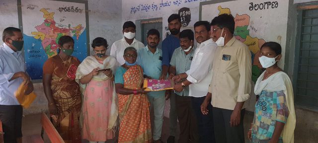 సూరారం గ్రామ పంచాయితీలో బతుకమ్మ చీరల పంపిణీ