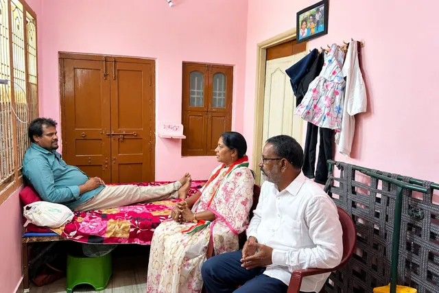 ఖమ్మం: జర్నలిస్ట్ రవికుమార్‌ను పరామర్శించిన బలుసు లక్ష్మి