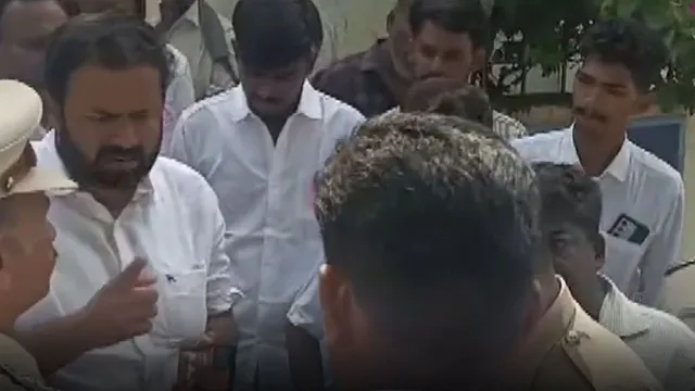 தாராபுரம் இடைத்தேர்தல்: கொழிஞ்சிவாடி வாக்குச்சாவடியில் வாக்குப்பதிவு தற்காலிகமாக நிறுத்தம் தாராபுரம் இடைத்தேர்தல்: கொழிஞ்சிவாடி வாக்குச்சாவடியில் வாக்குப்பதிவு தற்காலிகமாக நிறுத்தம்