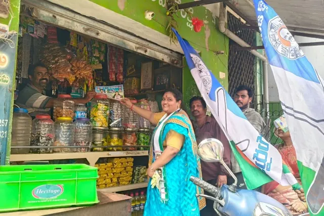 ప్రచారంలో పాల్గొన్న 70వ వార్డు వైస్సార్ పార్టీ అభ్యర్థిని చెంగల హరిత