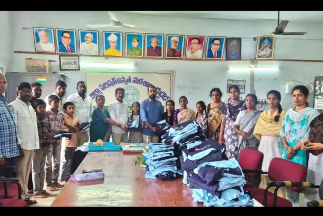 జిల్లా పరిషత్ ఉన్నత పాఠశాలలో.. ఉచిత ఏకరూప దుస్తుల పంపిణీ