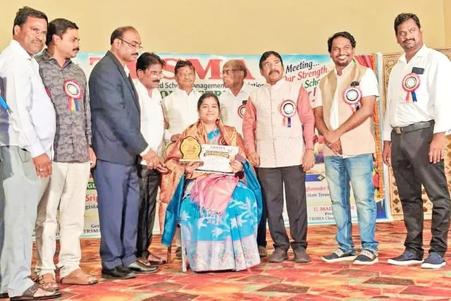 బెస్ట్ టీచర్స్ అవార్డు అందుకున్న  :విజేత