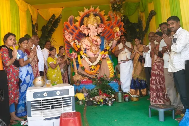 వినాయకుడి వద్ద ప్రత్యేక పూజలు చేసిన సర్పంచ్ వినాయకుడి వద్ద ప్రత్యేక పూజలు చేసిన సర్పంచ్