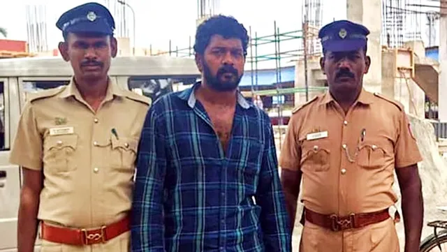 தூத்துக்குடி அருகே கத்தியால் தாக்கி செல்போன், பணம் பறித்தவர் கைது