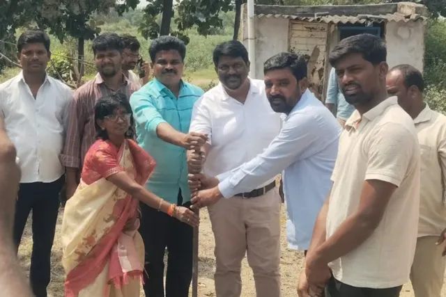 ప్రతి ఇంటికి ఇంకుడు గుంతలు: భూగర్భ జలాల సంరక్షణకు శ్రీనివాస్ పిలుపు ప్రతి ఇంటికి ఇంకుడు గుంతలు: భూగర్భ జలాల సంరక్షణకు శ్రీనివాస్ పిలుపు