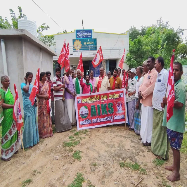పంట నష్టపోయిన రైతులకు ఎకరానికి రూ.50 వేల పరిహారం ఇవ్వాలి