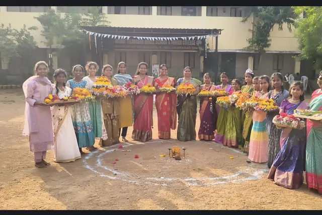 తెలంగాణ మోడల్ స్కూల్లో ఘనంగా బతుకమ్మ సంబరాలు తెలంగాణ మోడల్ స్కూల్లో ఘనంగా బతుకమ్మ సంబరాలు