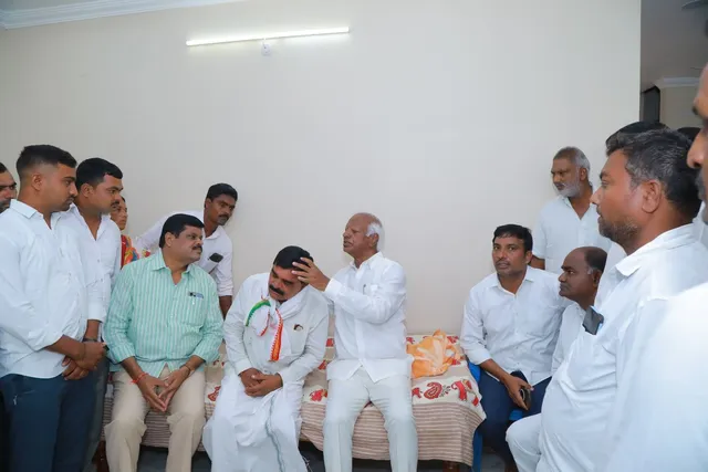 కడియం శ్రీహరి పరామర్శ: లక్ష్మణ్ నాయక్‌కు భరోసా