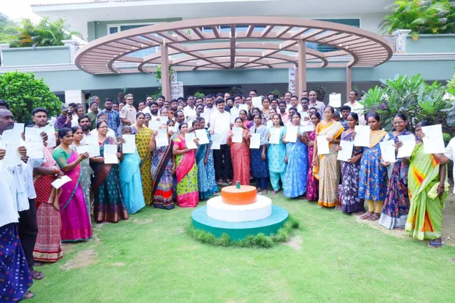 CMRF, కల్యాణలక్ష్మి, షాదిముభారక్ చెక్కులు అందజేసిన మంత్రి పొంగులేటి CMRF, కల్యాణలక్ష్మి, షాదిముభారక్ చెక్కులు అందజేసిన మంత్రి పొంగులేటి