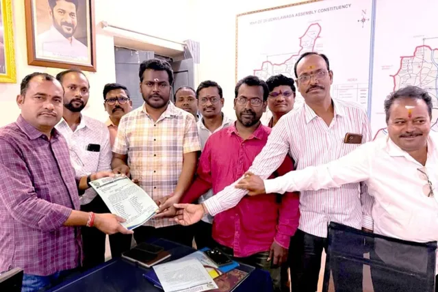 జర్నలిస్టులకు ఇంటి స్థలాల క్రమబద్ధీకరణపై తహసీల్దార్కు వినతి జర్నలిస్టులకు ఇంటి స్థలాల క్రమబద్ధీకరణపై తహసీల్దార్కు వినతి