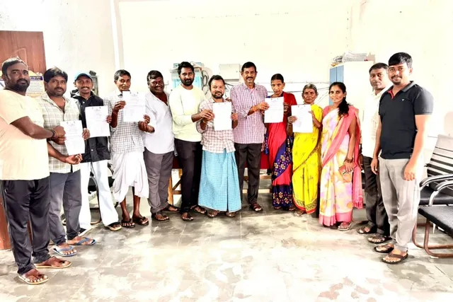 పల్లికొండ గ్రామంలో ఇందిరమ్మ ఇళ్ల ప్రొసీడింగ్ పత్రాల పంపిణీ