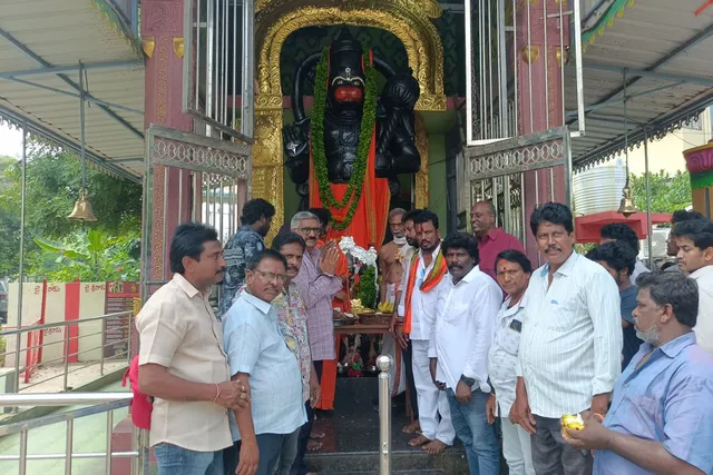 వీరాంజనేయ స్వామి ఆలయంలో పూజలు చేపట్టిన అభిమానులు