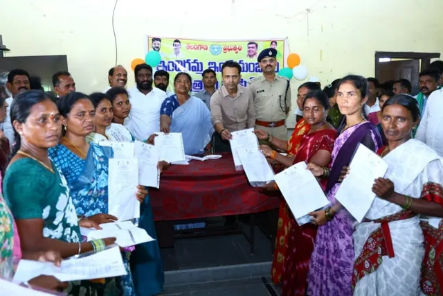 ములుగులో 109 మందికి ఇందిరమ్మ ఇళ్ల మంజూరు పత్రాలు పంపిణీ
