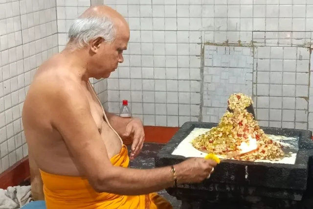 పీటీఎం శివాలయంలో అత్యంత వైభవంగా శివలింగమునకు ప్రత్యేక పూజలు పీటీఎం శివాలయంలో అత్యంత వైభవంగా శివలింగమునకు ప్రత్యేక పూజలు