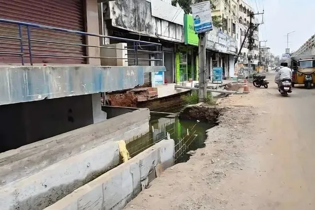 తణుకులో నెలల తరబడి డ్రైనేజీ పనులపై తీవ్ర అసహనం తణుకులో నెలల తరబడి డ్రైనేజీ పనులపై తీవ్ర అసహనం