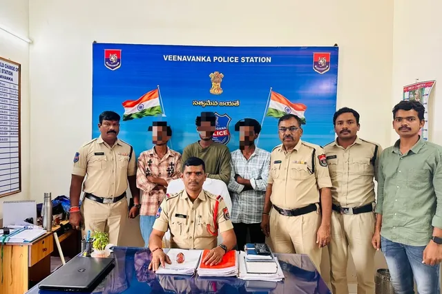 కరీంనగర్‌లో గంజాయి సేవిస్తూ పట్టుబడ్డ ముగ్గురు యువకులు
