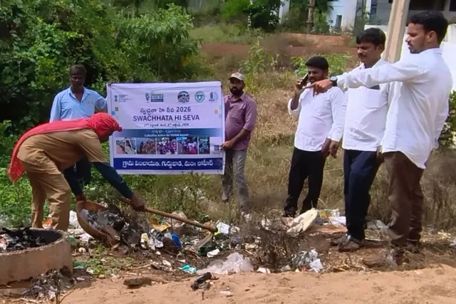 గురుజువాడలో సర్పంచ్ ఆధ్వర్యంలో పారిశుద్ధ్య కార్యక్రమం