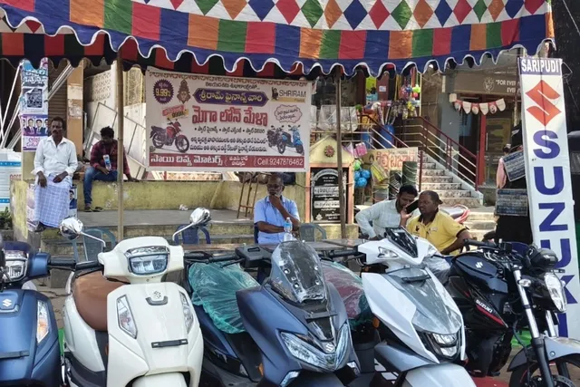 పొన్నూరు: ఆక్రమణకు గురైన బస్సు షెల్టర్ పొన్నూరు: ఆక్రమణకు గురైన బస్సు షెల్టర్