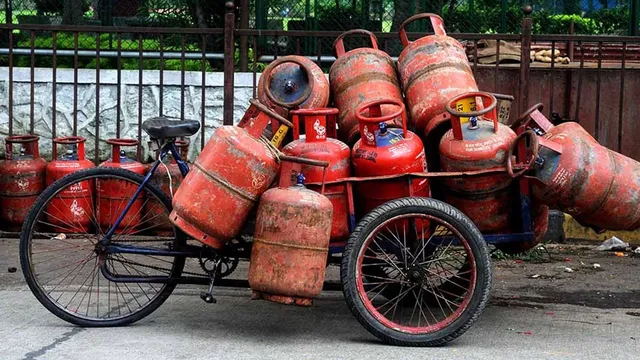 LPG సిలిండర్ల సబ్బిడీకి ఆధార్ అథెంటికేషన్ తప్పనిసరి