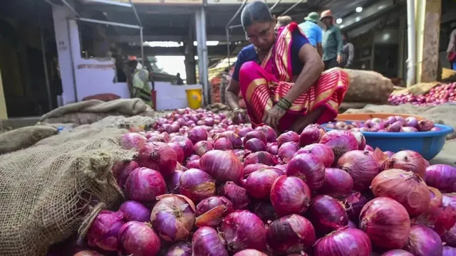 ఏపీలో ఆధార్ ఉంటే చాలు.. రూ.35కే కిలో ఉల్లిగడ్డలు