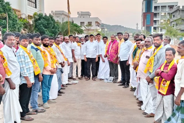 30 కుటుంబాలు వైఎస్సార్ కాంగ్రెస్ను వీడి టీడీపీలో చేరిక 30 కుటుంబాలు వైఎస్సార్ కాంగ్రెస్ను వీడి టీడీపీలో చేరిక