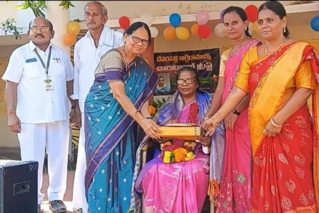 ఐనపూరు హైస్కూల్లో దాత చేతుల మీదుగా కళావేదిక ప్రారంభం ఐనపూరు హైస్కూల్లో దాత చేతుల మీదుగా కళావేదిక ప్రారంభం